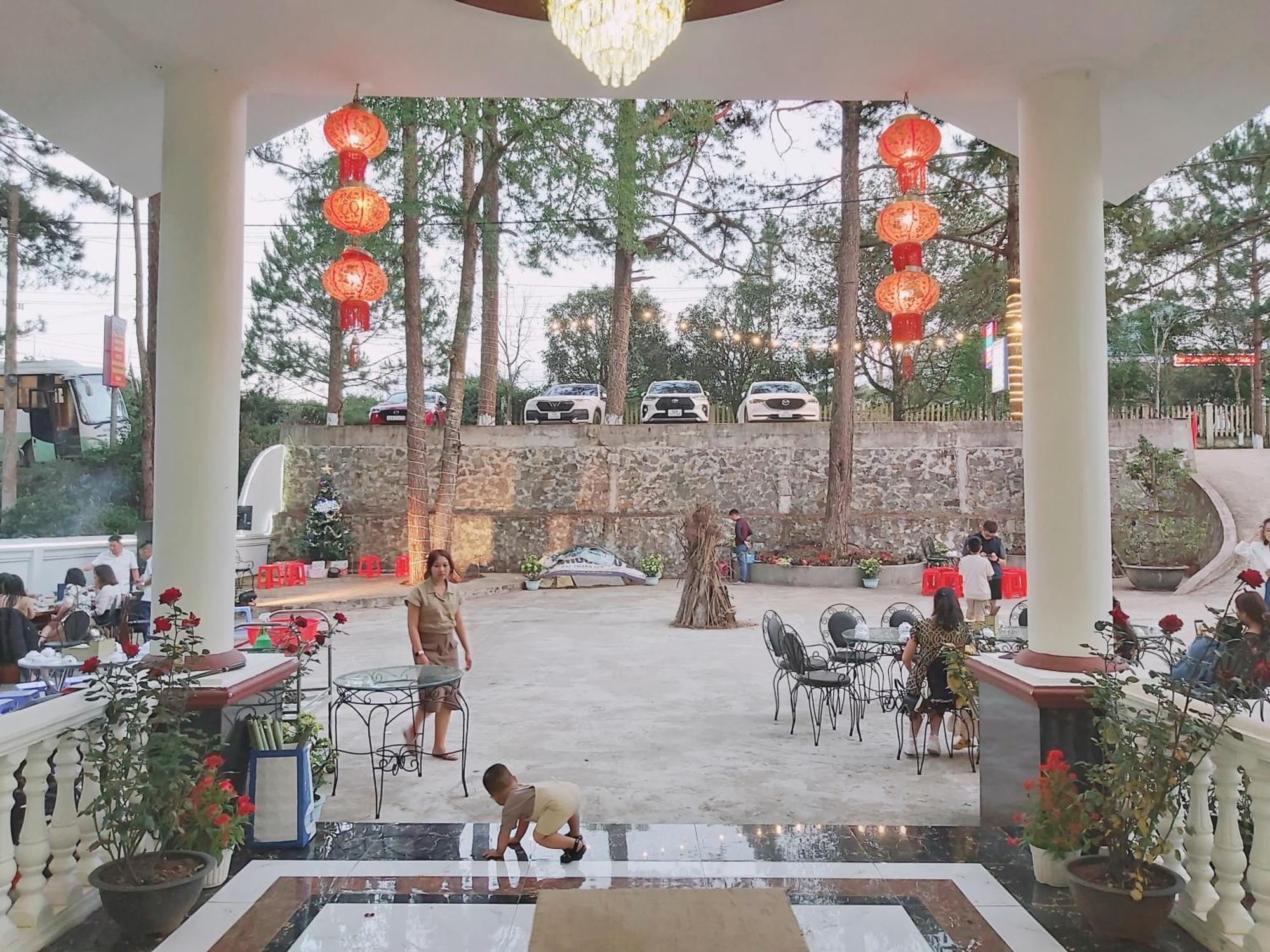 Hotel Khach San Hung Viet Kon Tum Exterior foto